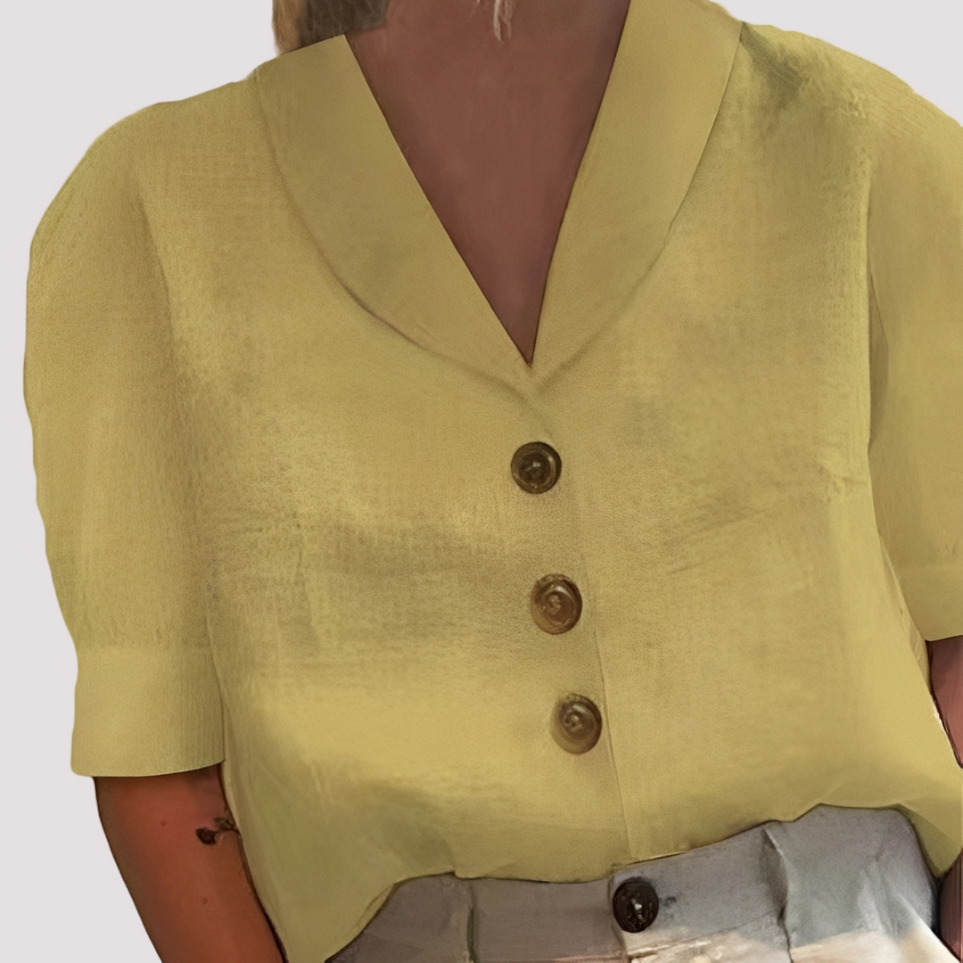 Blusa feminina estilosa com decote em V, ideal para look elegante e versátil de verão.