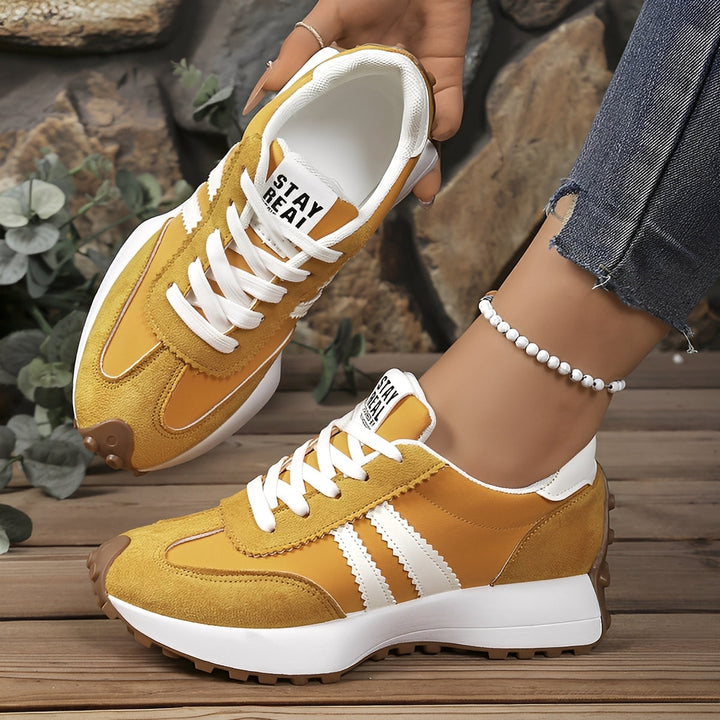 Design moderno de sapatos casuais femininos com sola grossa, perfeitos para um look descontraído e estiloso.