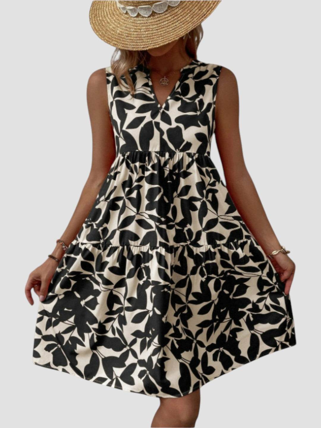 Vestido midi feminino, estampa de folhas, ideal para o verão. Confortável, elegante e perfeito para praia.