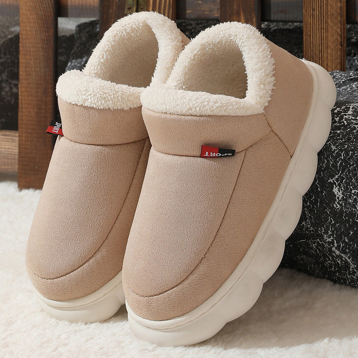Tênis feminino casual de inverno com pelúcia. Quente, confortável e estiloso para dias frios.