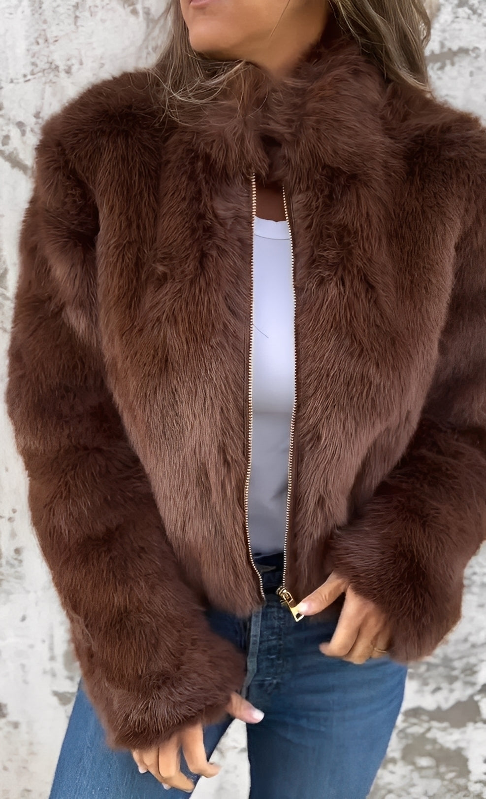Casaco feminino elegante para o inverno, perfeito para manter-se aquecida com moda e conforto.
