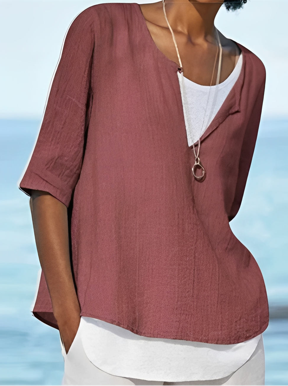 Blusa feminina elegante com camadas. Estilo versátil, perfeita para moda verão casual. Conforto garantido.