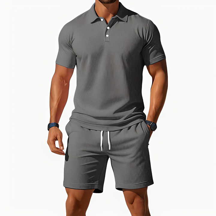 Conjunto masculino confortável de polo e short, ideal para um visual fresco de verão.