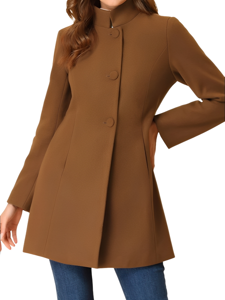 Look de inverno feminino: casaco com botões, peça essencial para elegância e versatilidade.