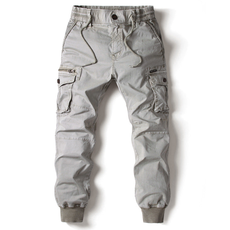 Estilosa calça jogger cargo masculina com bolsos laterais, roupa versátil para um look moderno e prático.