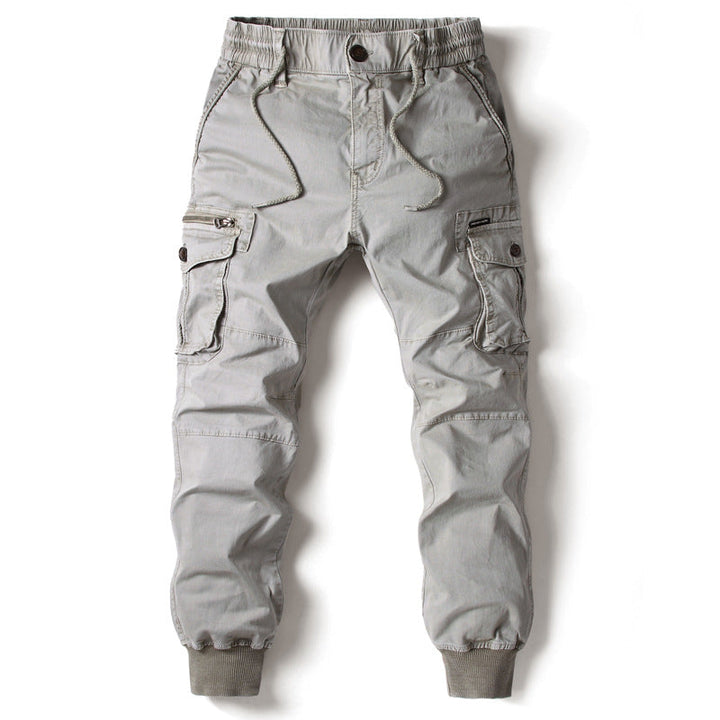 Estilosa calça jogger cargo masculina com bolsos laterais, roupa versátil para um look moderno e prático.