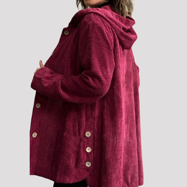 Modelo exibindo jaqueta feminina casual com capuz, essencial para a moda de inverno.