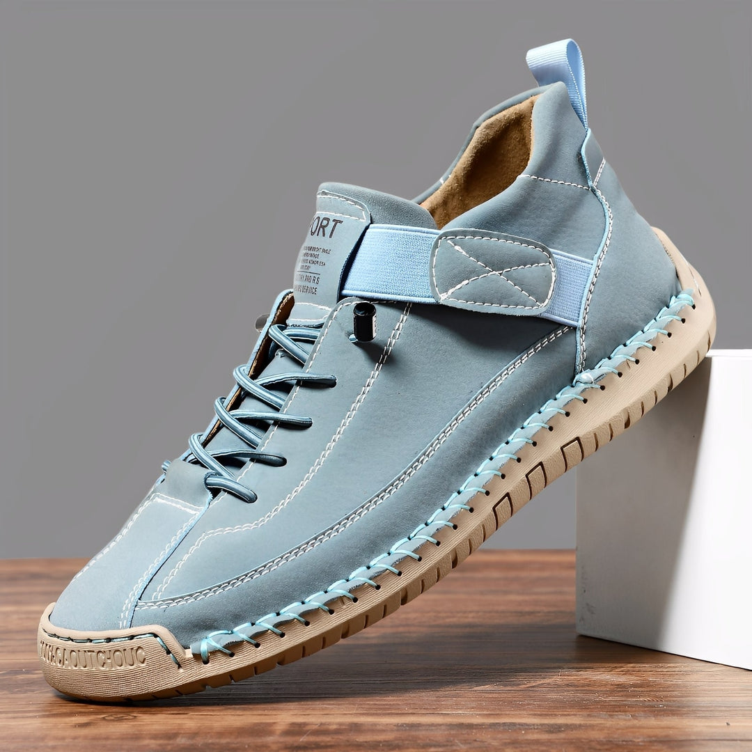 Par de sapatos Martin masculinos elegantes, oferecendo conforto e estilo para o dia a dia. Calçado versátil e moderno.
