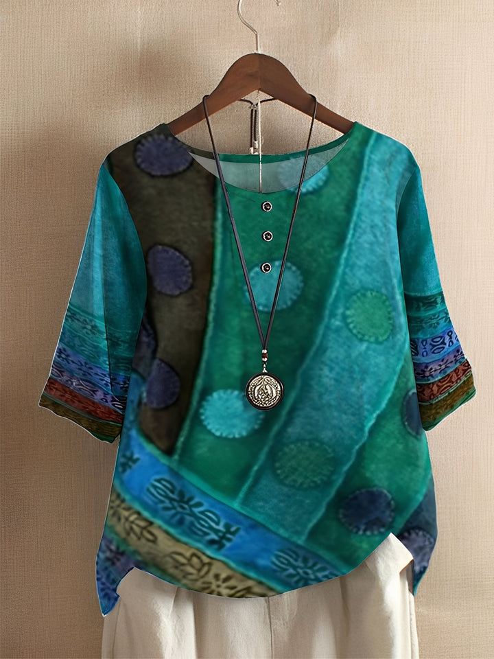 Roupa feminina Hennie estampada, blusa solta e versátil. Ideal para compor looks de moda casual com um toque elegante.