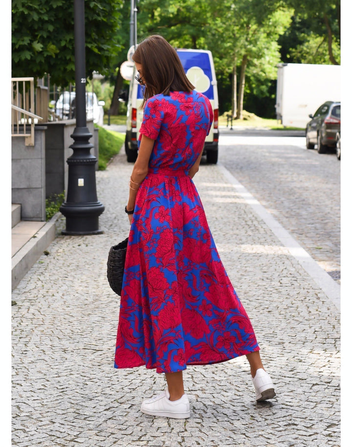 Vestido floral elegante para festas ou passeios, perfeito na primavera-verão.