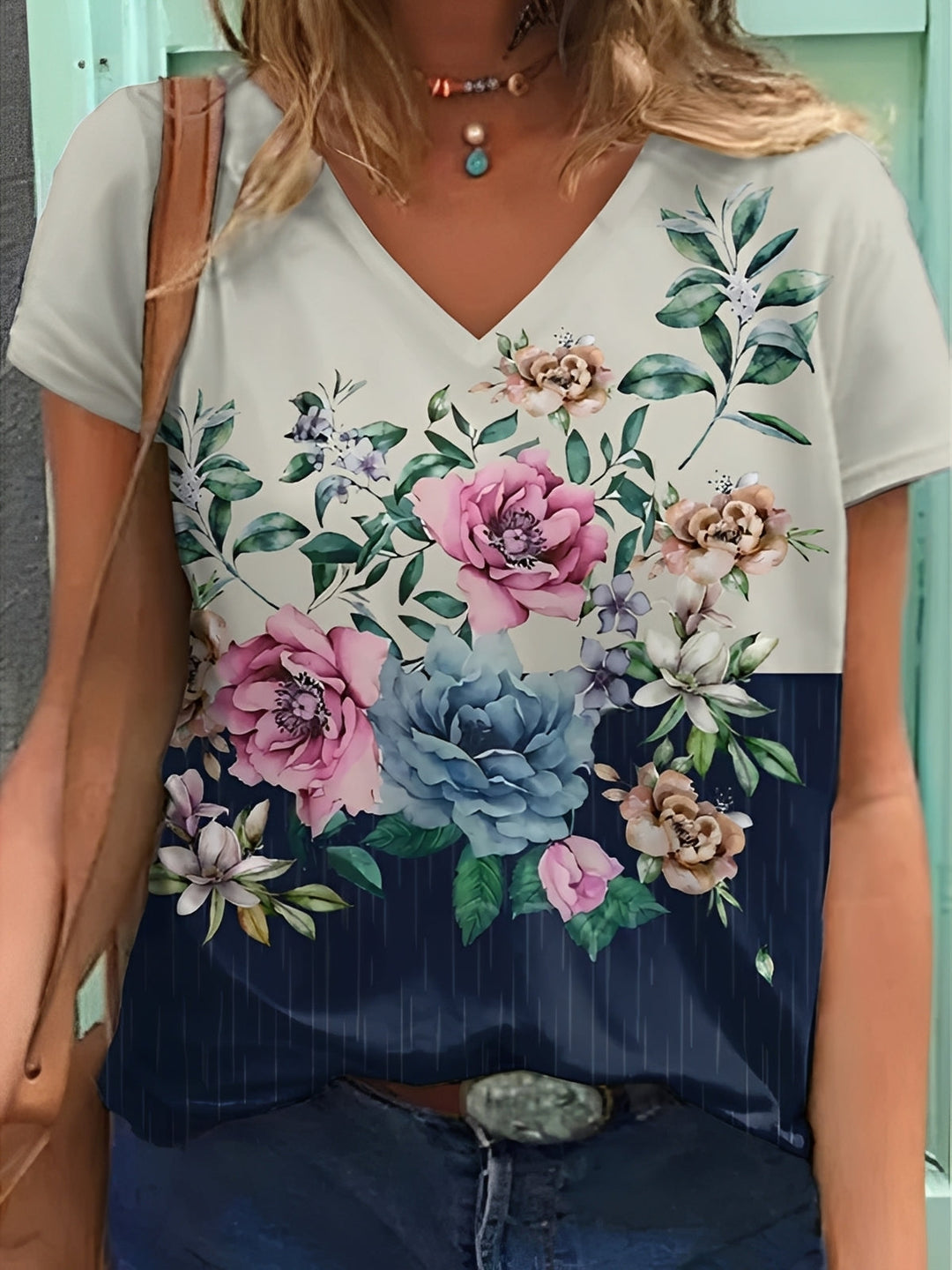T-shirt feminina casual com estampa floral vibrante. Perfeita para um estilo leve e confortável no verão.