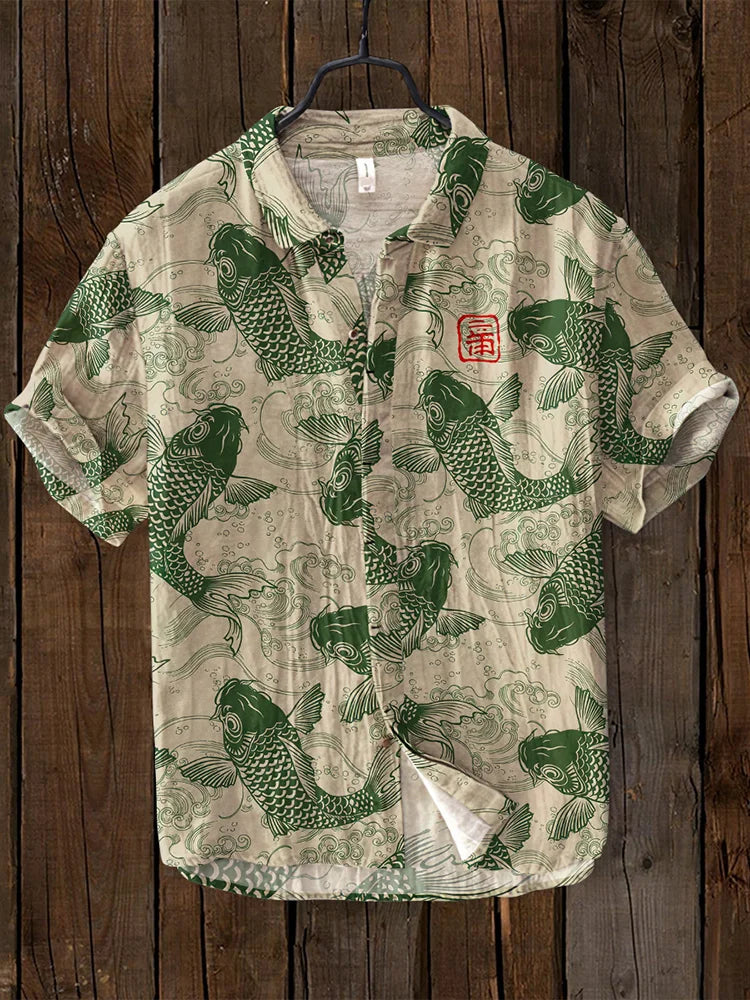 Camisa casual masculina de manga curta com estampa vibrante de peixe, ideal para o verão e estilo vintage.