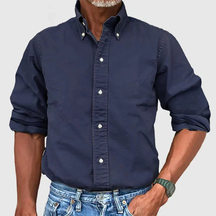 Camisa masculina vintage desgastada, uma peça-chave para o estilo casual masculino.
