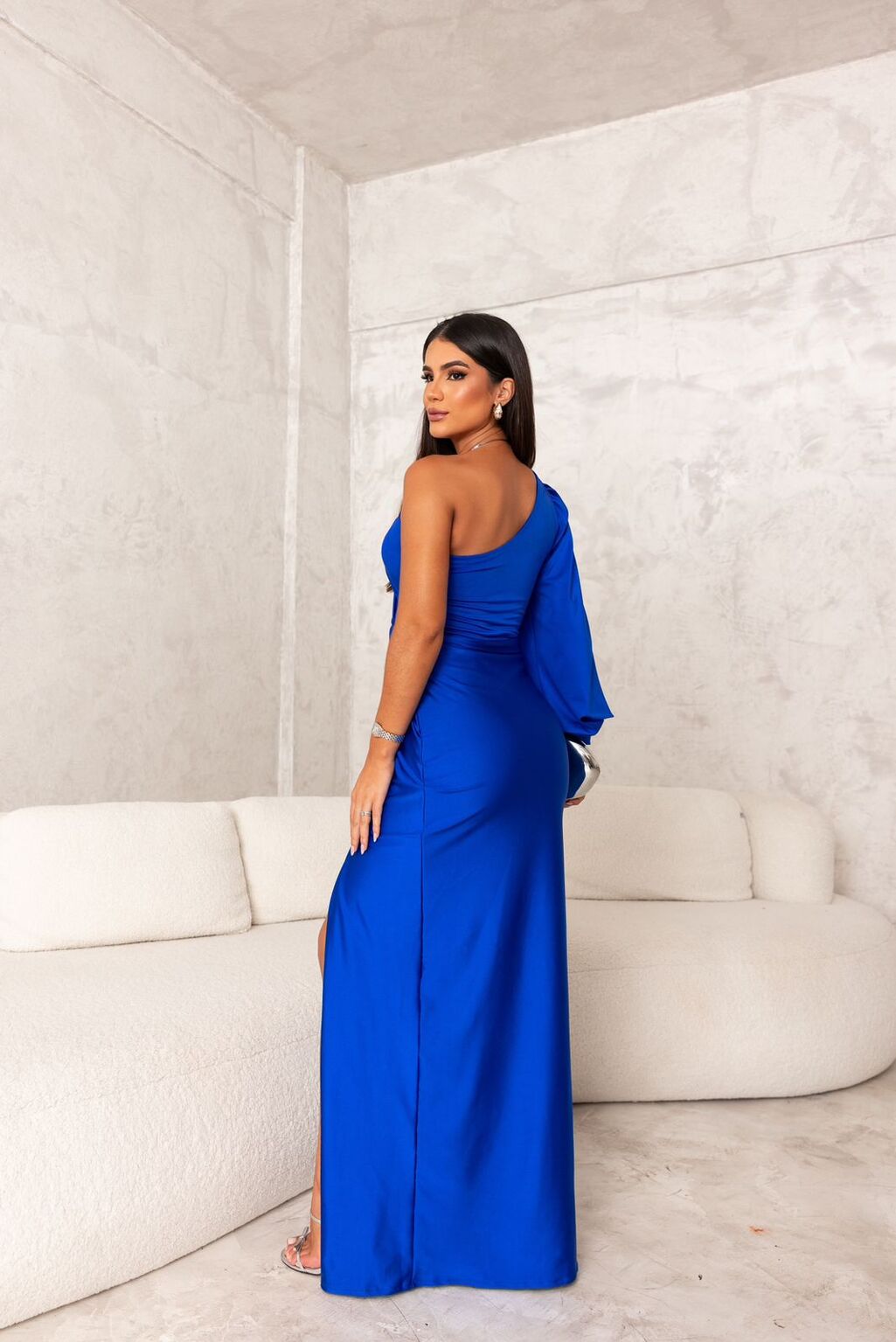 Vestido de noite feminino um ombro só com fenda. Estilo sofisticado e confortável para eventos.