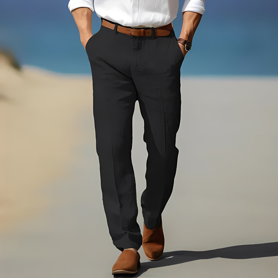 Calça masculina branca, descontraída no tornozelo, ideal para roupa dia a dia com conforto e estilo casual.