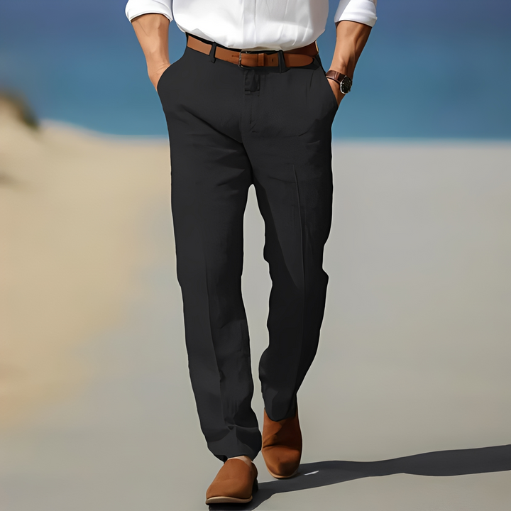 Calça masculina branca, descontraída no tornozelo, ideal para roupa dia a dia com conforto e estilo casual.