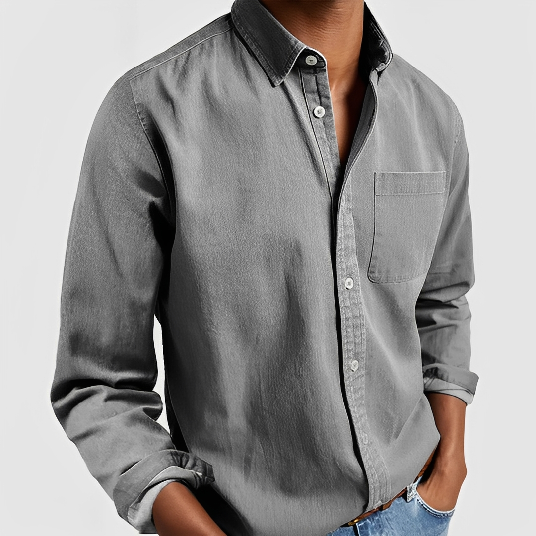 Homem veste camisa casual masculina manga longa, perfeita para um look elegante e versátil. Roupa masculina.
