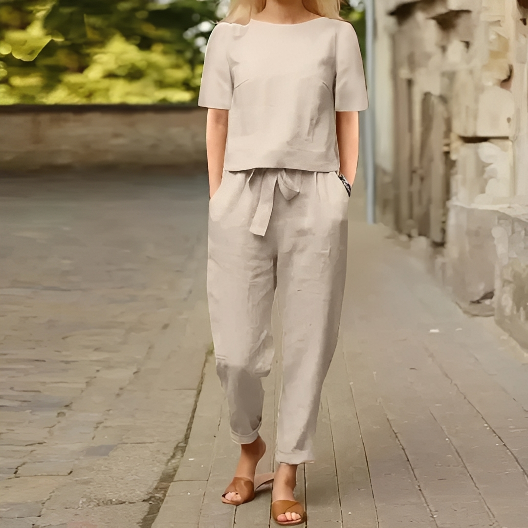Conjunto feminino elegante Marra para o verão. Look casual chic com calças, perfeito para dias quentes e moda praia.