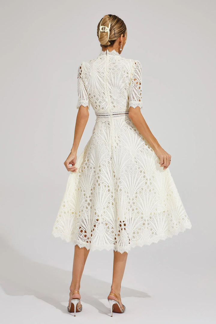 Vestido branco midi, estilo refinado e elegante para moda feminina de verão.