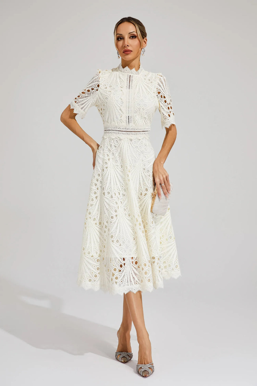 Vestido midi branco casual chic, ideal para moda feminina elegante no verão.