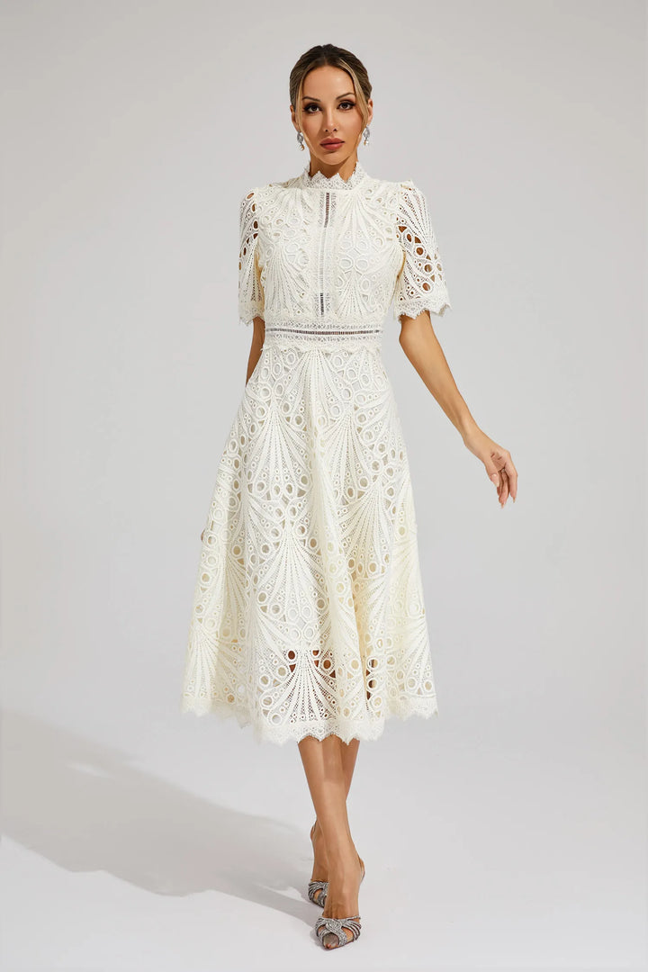 Vestido midi casual chic branco, perfeito para o verão e eventos femininos elegantes.