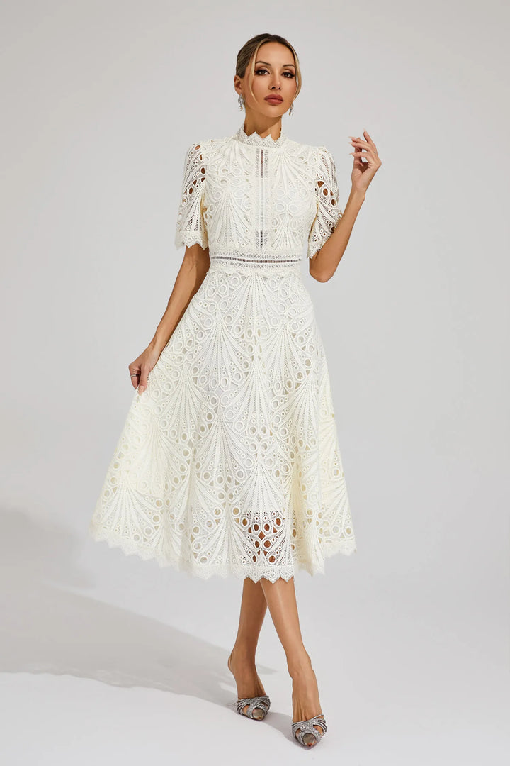 Vestido midi branco elegante, moda feminina casual chic para ocasiões especiais.