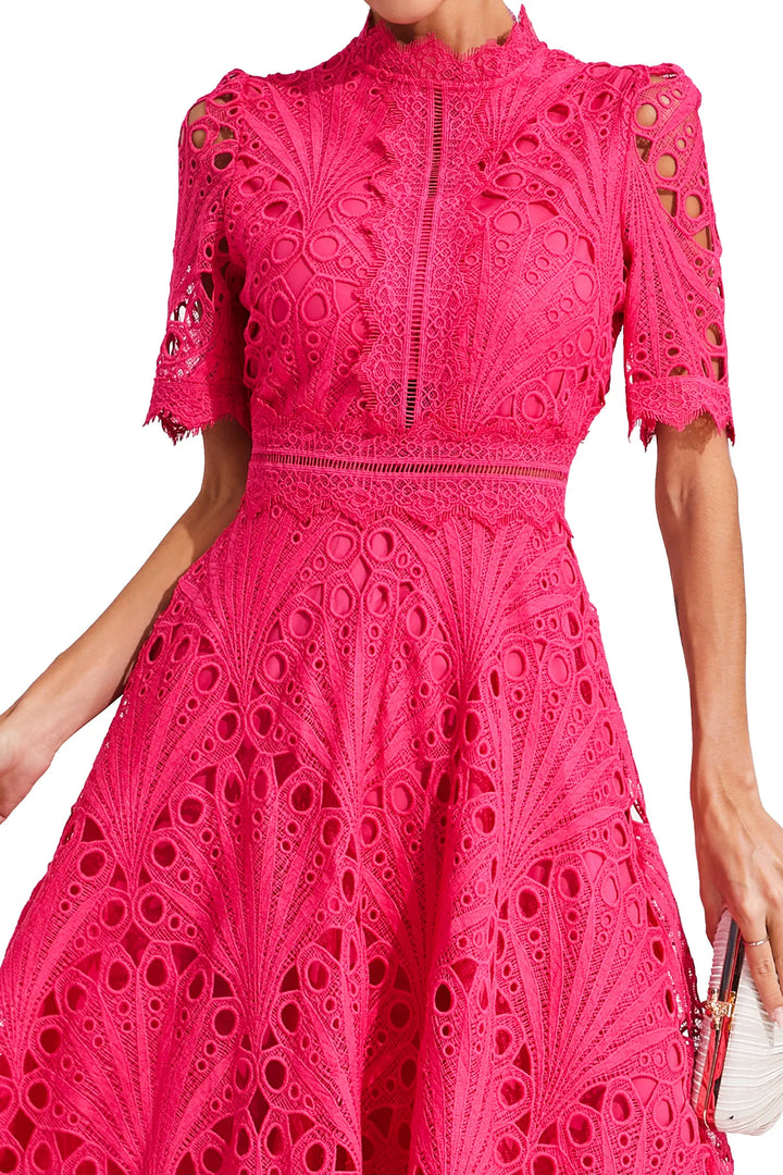 Moda feminina: Vestido midi elegante rosa, ideal para festas e ocasiões especiais.