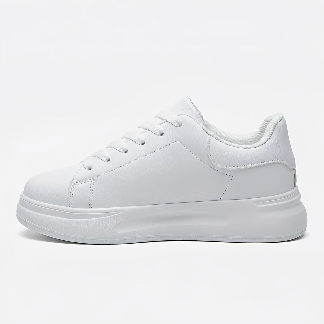 Tênis feminino branco moderno e confortável para o dia a dia, com estilo casual e versátil, perfeito para o verão.