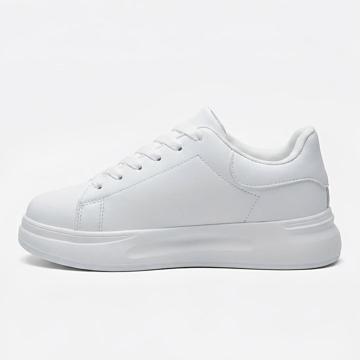 Tênis feminino branco moderno e confortável para o dia a dia, com estilo casual e versátil, perfeito para o verão.