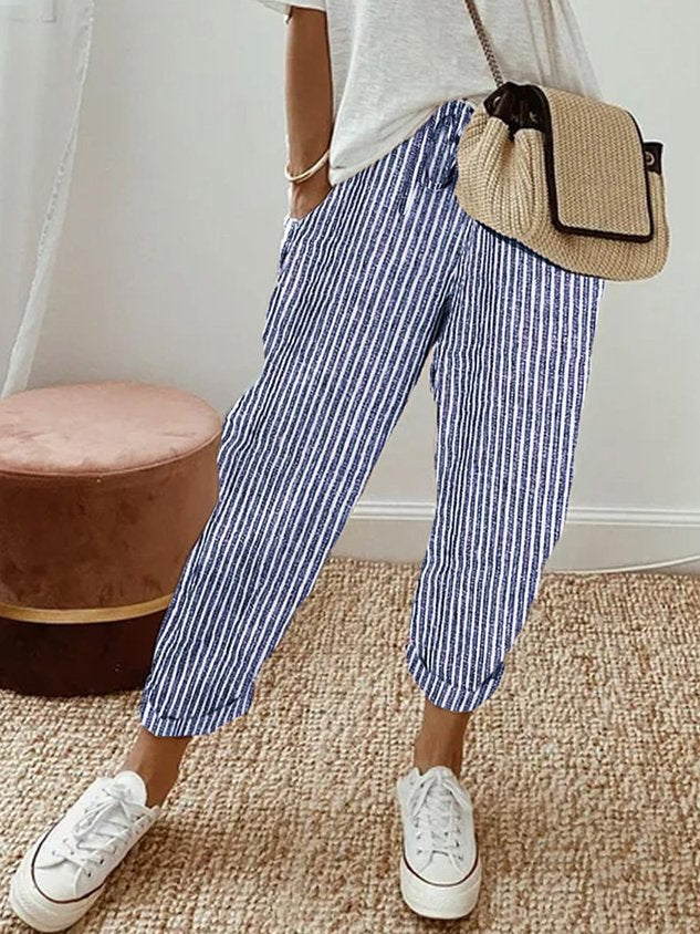 Look de verão com Calças Mel femininas de cintura alta, perna reta e tecido leve, puro conforto.