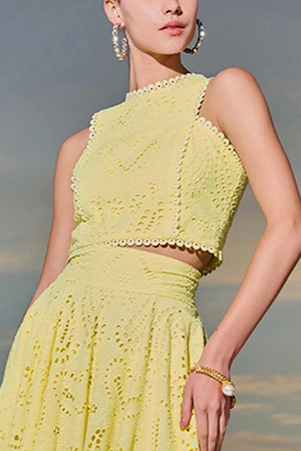 Conjunto feminino: saia midi com bordado e top cropped, look perfeito para o dia.