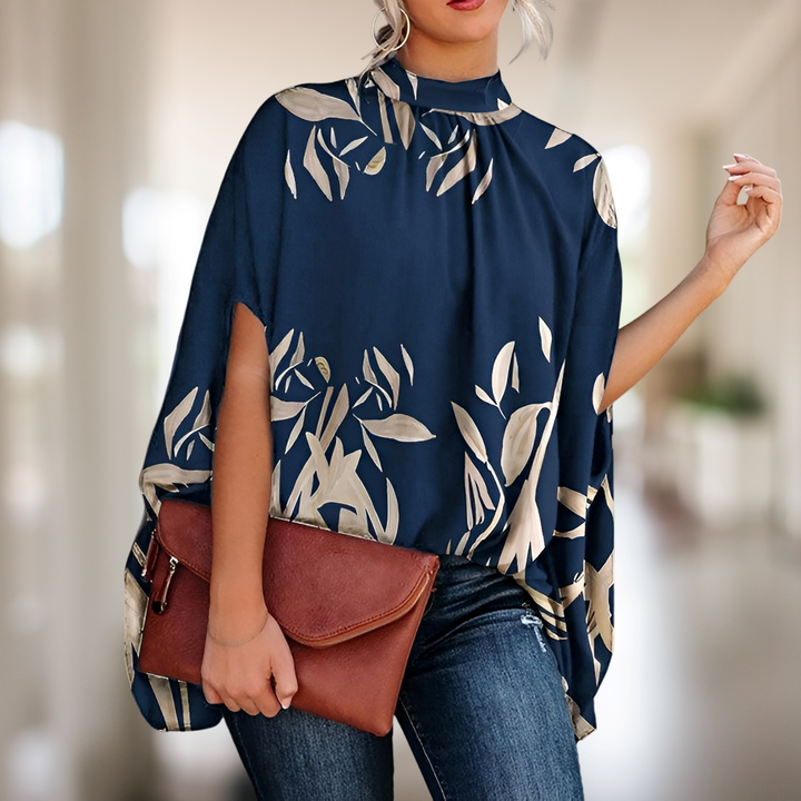 Top feminino estiloso com corte evasê, manga curta. Roupa versátil para moda verão e look casual.