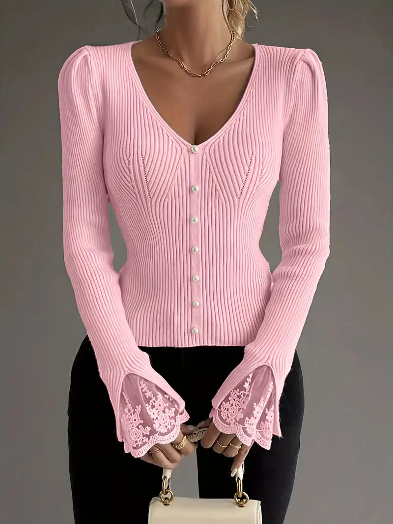 Camisola feminina Mariana canelada com decote V e renda, ideal para outono e inverno. Elegante e confortável.