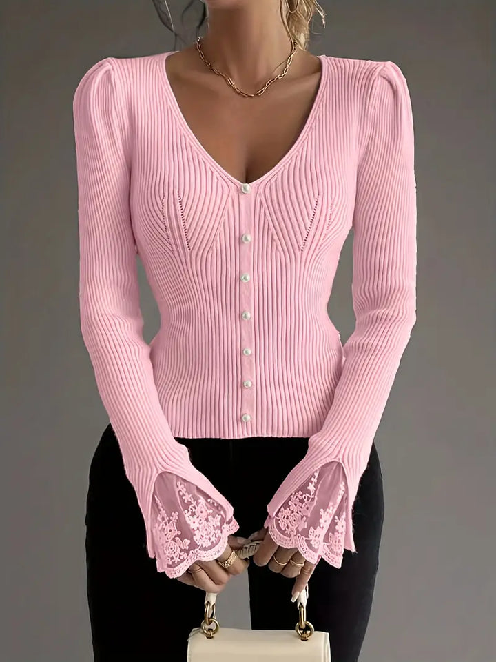 Camisola feminina Mariana canelada com decote V e renda, ideal para outono e inverno. Elegante e confortável.