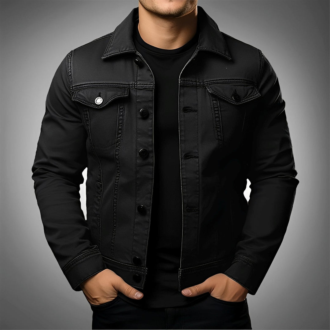 Jaqueta jeans masculina com corte slim e estilo moderno. Perfeita para outwear versátil e moda casual masculina.