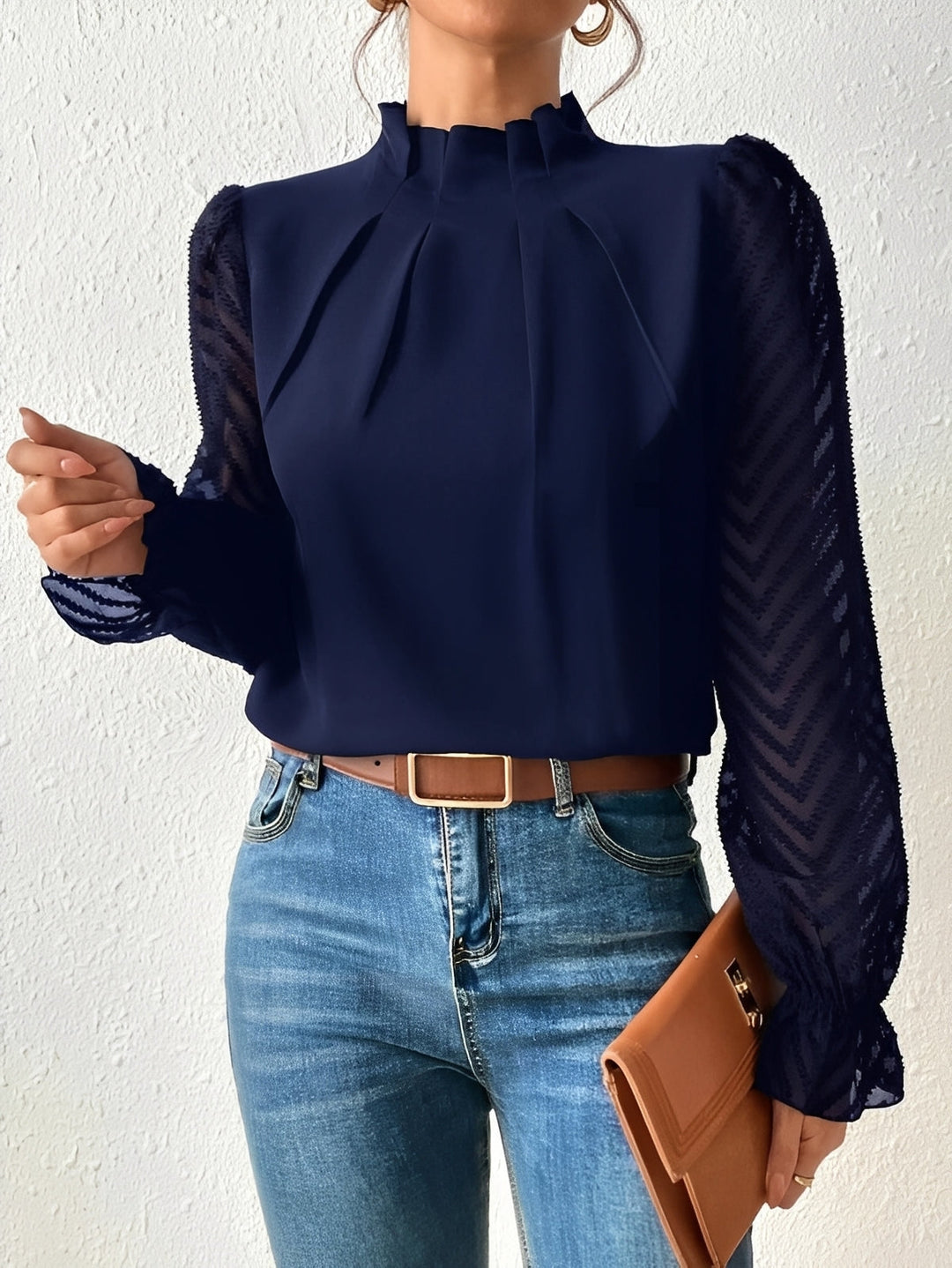 Blusa feminina chic com manga longa, perfeita para um estilo moderno e confortável. Roupa social versátil.