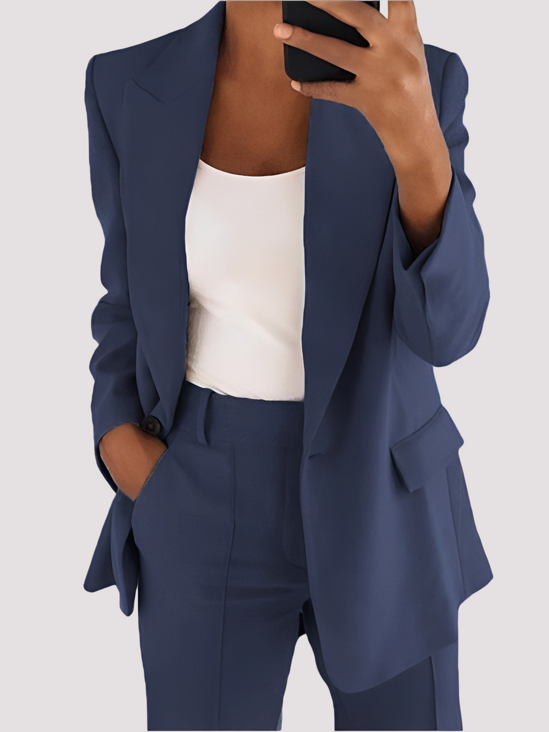 Conjunto feminino formal de duas peças elegante, com blazer e calça social, ideal para moda escritório.