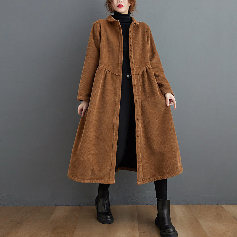 Casaco feminino elegante de inverno, quente e castanho, peça de moda outwear feminina moderna.