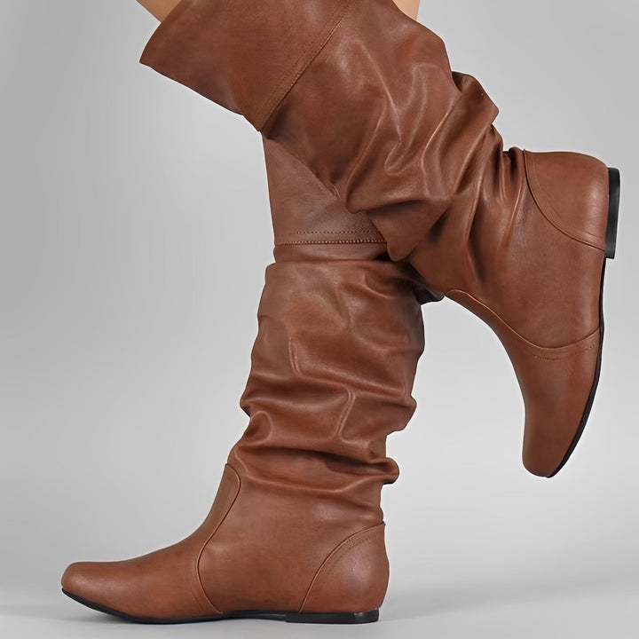 Bota feminina Lucia de cano baixo, sem cadarço, ideal para conforto e estilo casual no dia a dia. Perfeita para outono.