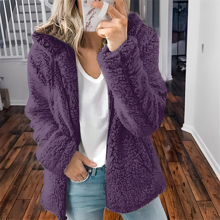 Jaqueta feminina de inverno com capuz, vista frontal, para um look casual e quente.