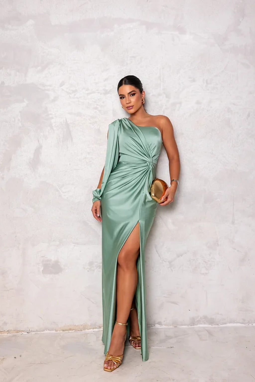 Vestido elegante de festa, um ombro só. Fenda lateral sutil. Feminino e confortável para a noite.
