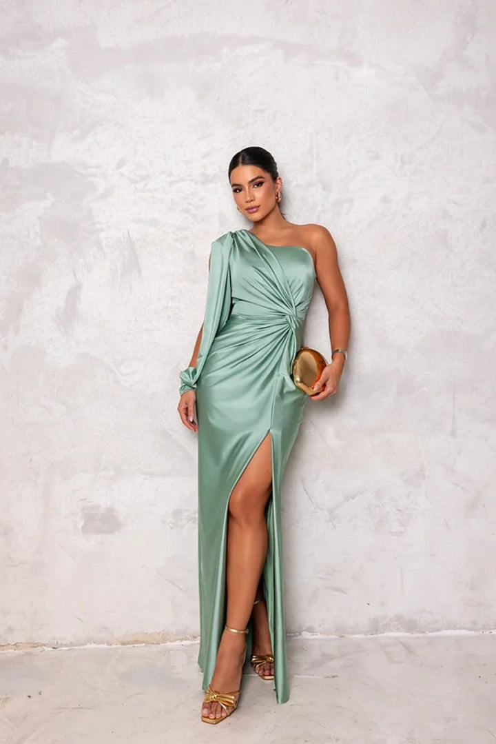 Vestido elegante de festa, um ombro só. Fenda lateral sutil. Feminino e confortável para a noite.