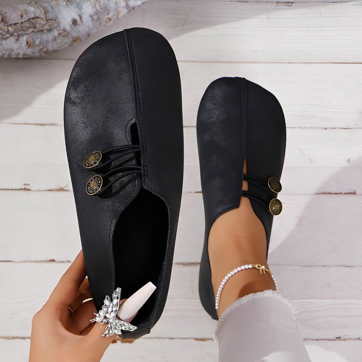 Par de sapatos femininos leves com design flexível para máximo conforto. Calçado casual ideal para o dia a dia.