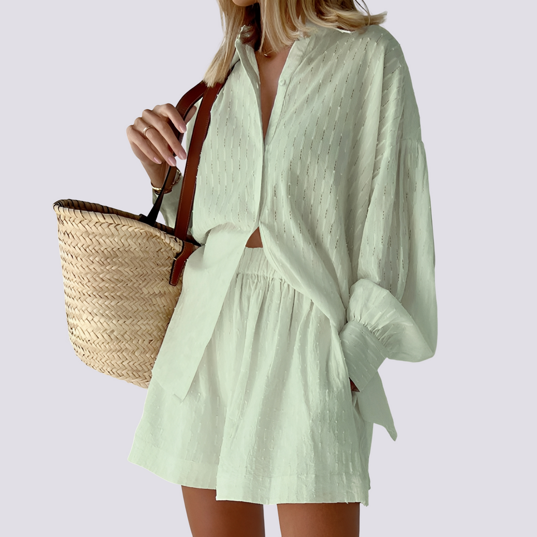 Conjunto feminino elegante de duas peças com caimento solto para verão. Ideal para moda casual e look descontraído.