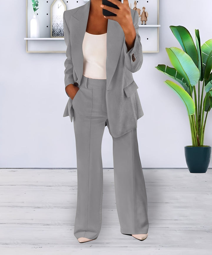 Conjunto formal feminino Cortney para escritório. Roupa social elegante de calça e blusa confortável e versátil.