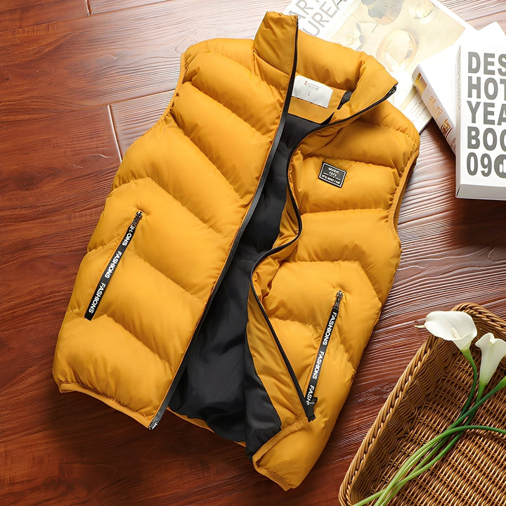 Colete masculino leve e aconchegante, ideal para todas as estações. Perfeito para roupa casual de outono/inverno.