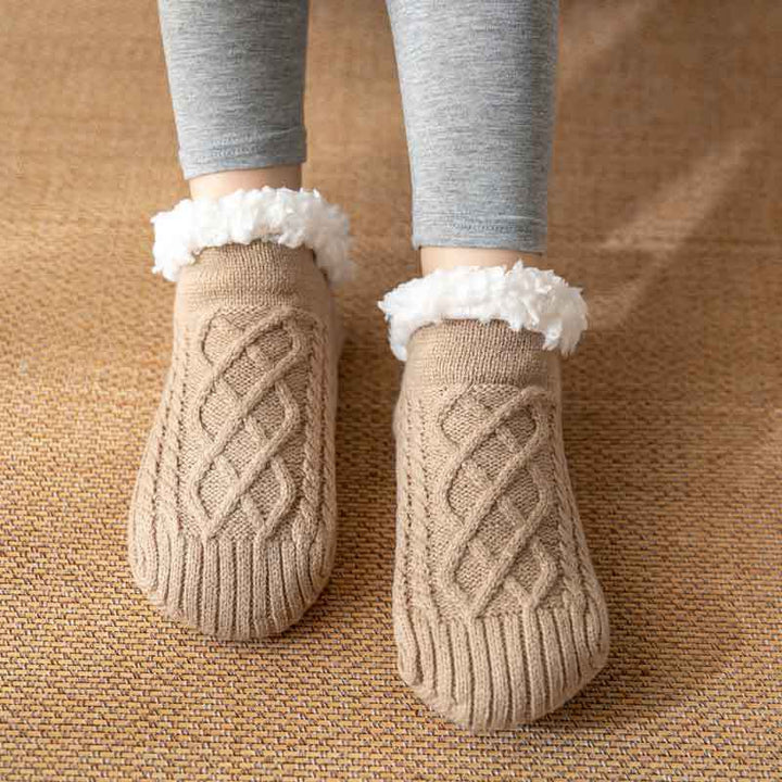 Detalhe de meias de inverno femininas. Textura suave e design antiderrapante para máximo conforto e proteção nos pés.