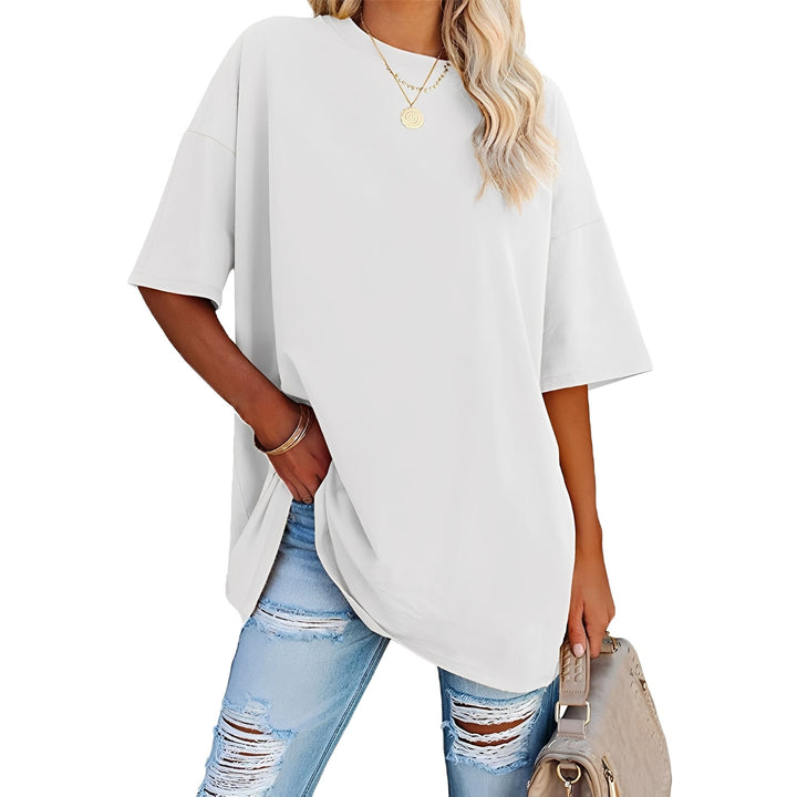 Camiseta feminina confortável, modelo solto e ombro caído. Perfeita para moda casual e vestuário diário.