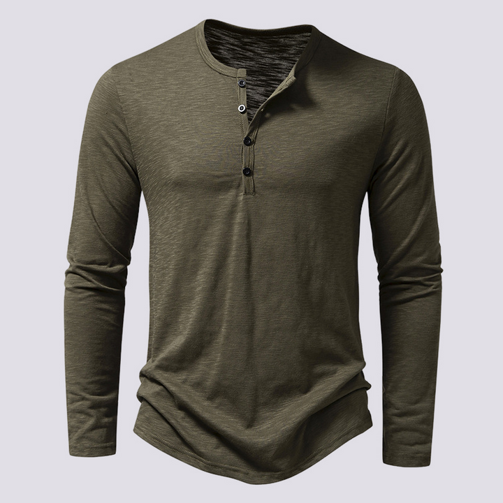 Detalhe da gola e botões da camisa masculina Henley de manga comprida, exibindo design casual e moderno.