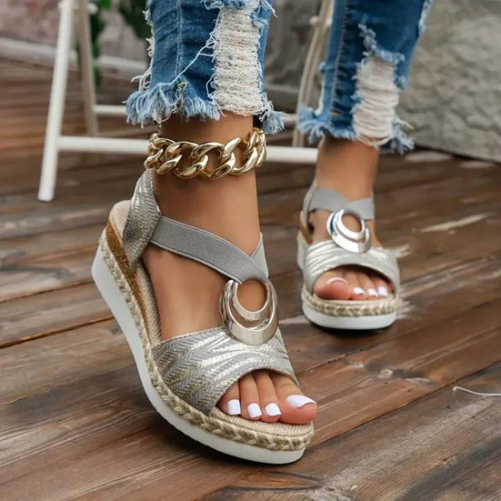 Sandálias femininas ortopédicas Quinn. Conforto diário e suporte ideal para os pés no verão.
